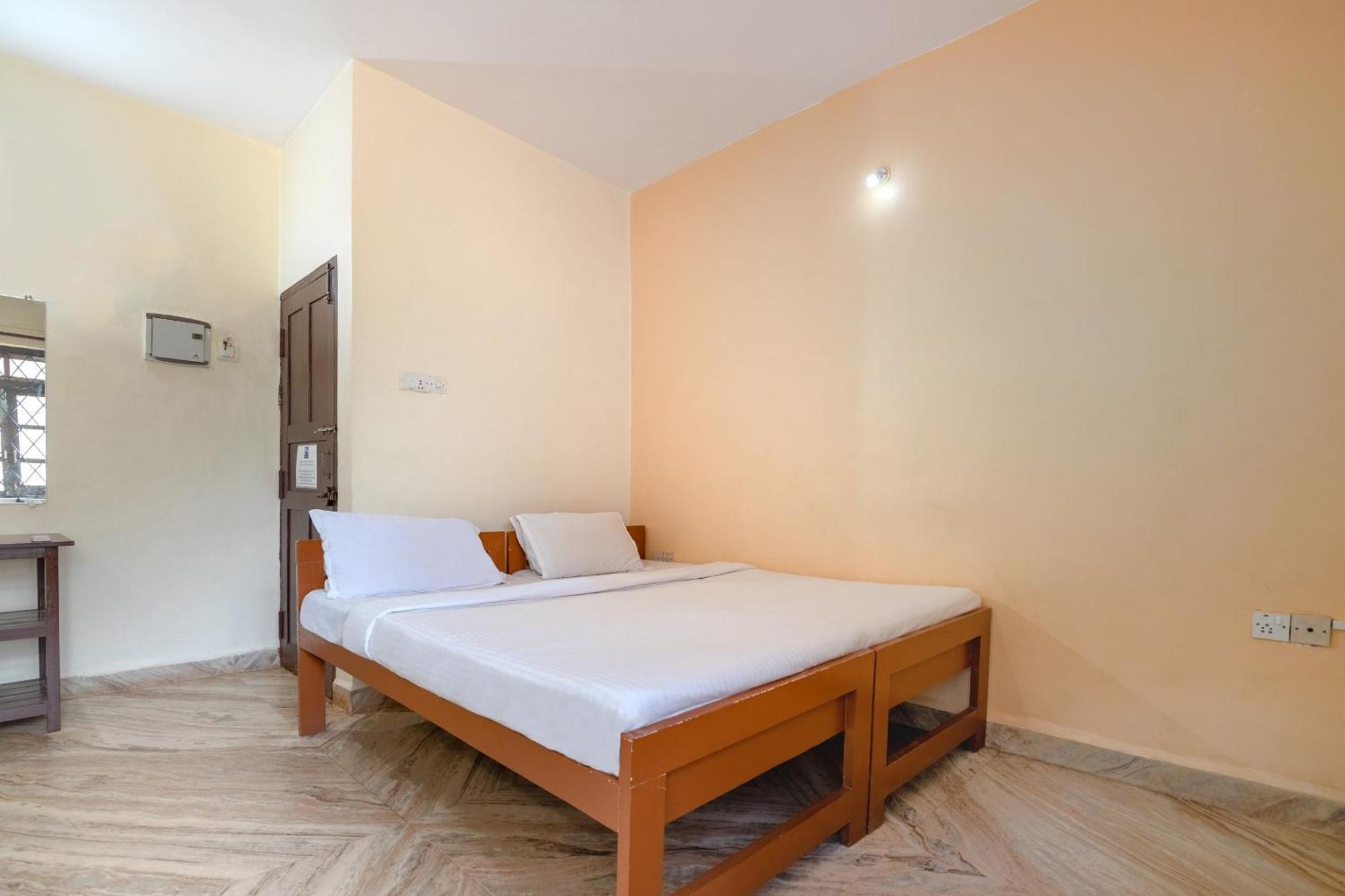 Spot On Ps Guest House Calangute Bagian luar foto