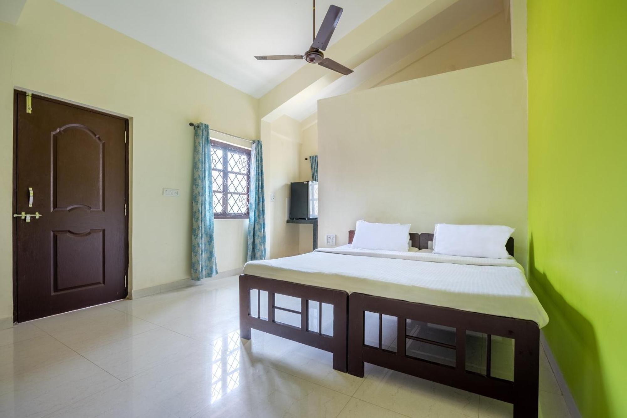 Spot On Ps Guest House Calangute Bagian luar foto