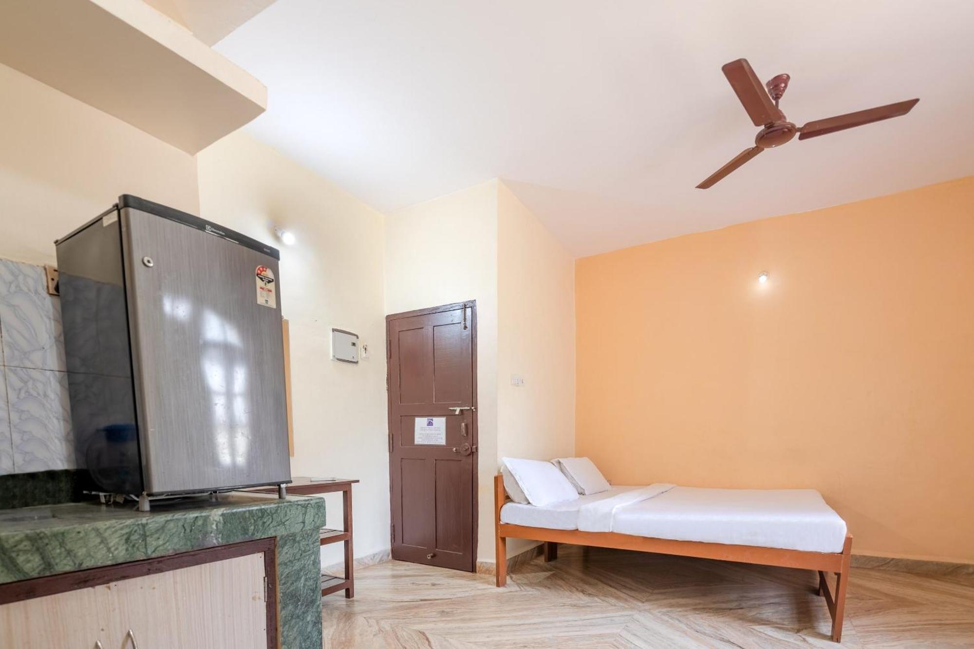 Spot On Ps Guest House Calangute Bagian luar foto